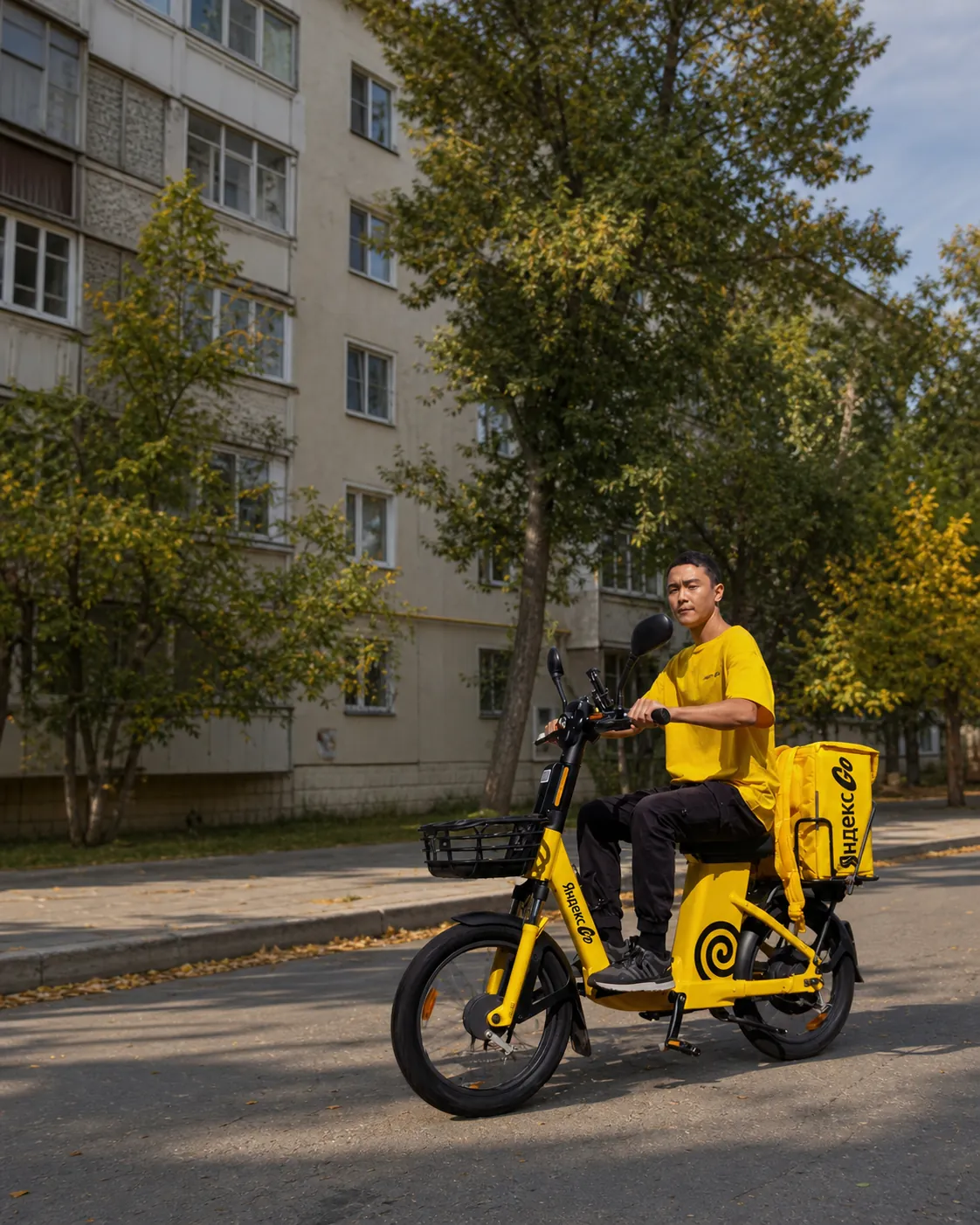 Курьер доставляет заказы Яндекс Go Еда